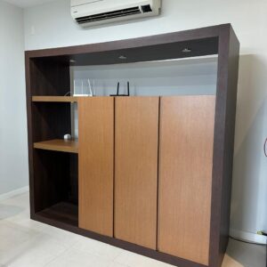 ESTANTE COM ARMÁRIO — ACABAMENTO DOS DOIS LADOS PARA SERVIR DE DIVISÓRIA — PONTOS DE ENERGIA — ILUMINAÇÃO — MDF — NICHO PENSADO PARA FRIGOBAR