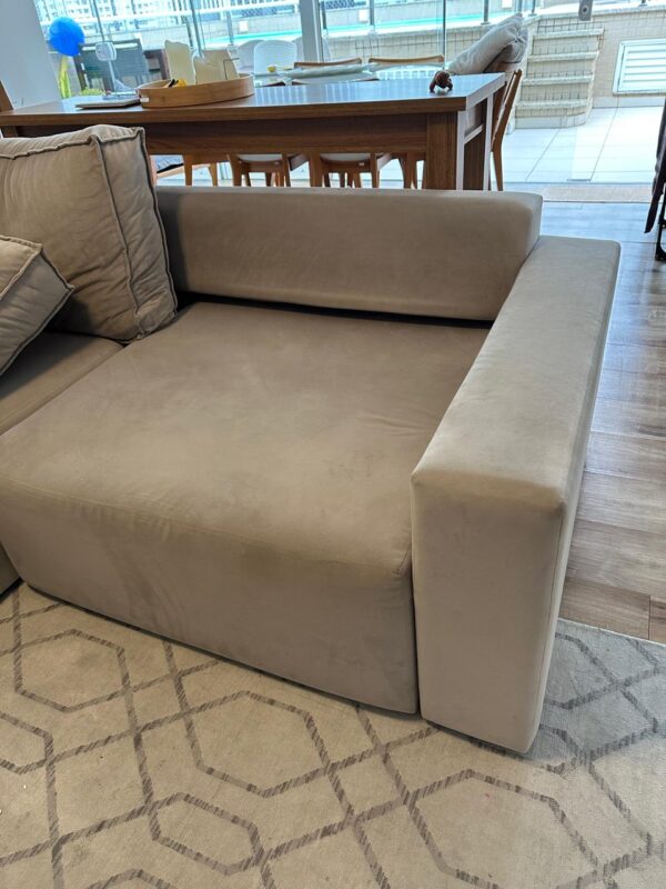 SOFÁ RETRÁTIL — SUEDE COR FENDI — ACONCHEGANTE + ALMOFADAS GOSTOSAS - Imagem 5