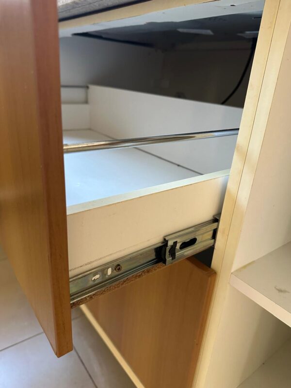COZINHA DE BANCADA EM L — MDF — SIMPLES, DA CRIARE — PORTAS BEM BOAS — PARTES INTERNAS QUE PRECISAM SER SUBSTITUÍDAS, ASSIM COMO ALGUMAS DOBRADIÇAS - Image 10