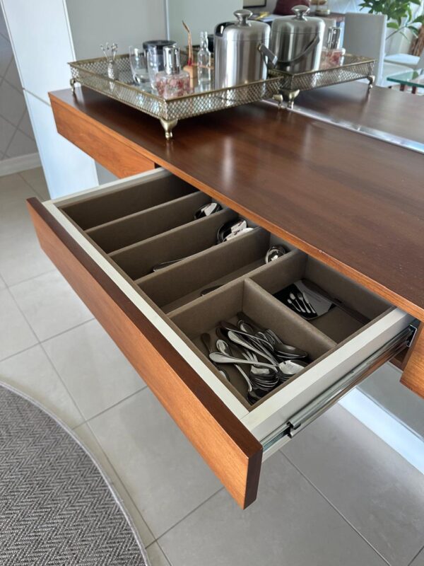 CONJUNTO DE ARMÁRIOS E BANCADA DE APOIO DE BUFFET — DUAS TORRES DE ARMÁRIOS CRISTALEIRAS/LOUÇARIA — MDF LAQUEADO BRANCO + PRATELEIRAS INTERNAS — BANCADA CENTRAL SUSPENSA — MDF LÂMINA MADEIRA + 3 GAVETAS PARA TALHERES — FORRAÇÃO AVELUDADA - Imagem 4