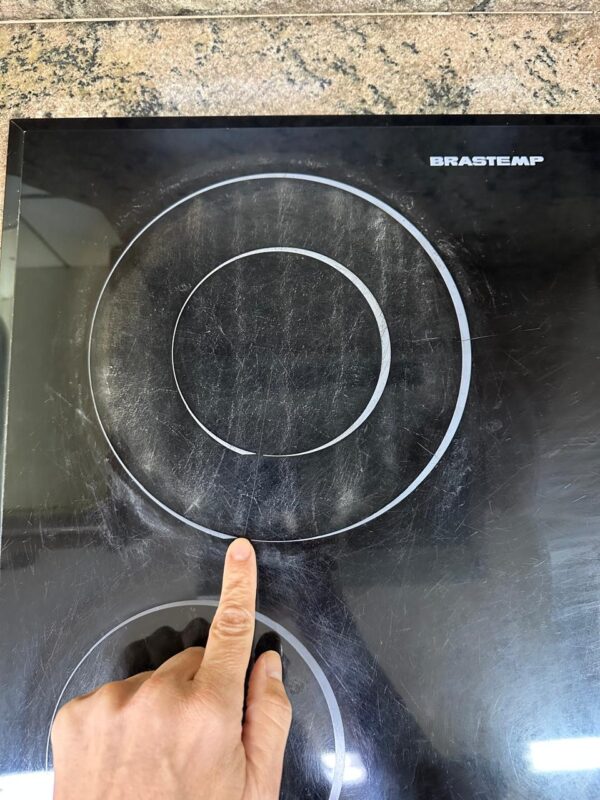 COZINHA INTEIRA — FORMAPLÁS — FORMATO EM “U” — ARMÁRIOS + BANCADA GRANITO + GAVETAS + NICHOS PARA MICROONDAS, MÁQUINA DE LAVAR E PARA GELADEIRA + MESINHA DE COPA EM PEDRA ACOPLADA + COOKTOP 4 BOCAS ELÉTRICO BRASTEMP + FORNO CONSUL VIDRO E INOX + EXAUSTOR ELECTROLUX BRANCO DE 60 CM  - Imagem 8