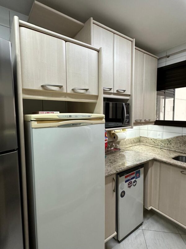 COZINHA INTEIRA — FORMAPLÁS — FORMATO EM “U” — ARMÁRIOS + BANCADA GRANITO + GAVETAS + NICHOS PARA MICROONDAS, MÁQUINA DE LAVAR E PARA GELADEIRA + MESINHA DE COPA EM PEDRA ACOPLADA + COOKTOP 4 BOCAS ELÉTRICO BRASTEMP + FORNO CONSUL VIDRO E INOX + EXAUSTOR ELECTROLUX BRANCO DE 60 CM  - Imagem 16