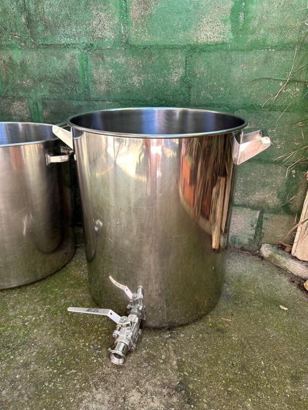 3 PANELAS GRANDES INOX — SENDO 2 DE 80 LITROS E 1 DE 100 LITROS — DUAS DELAS COM VÁLVULA E TORNEIRA — UMA DELAS COM ESPERA PARA A VÁLVULA — SEM TAMPAS --- Valor por unidade - Image 3