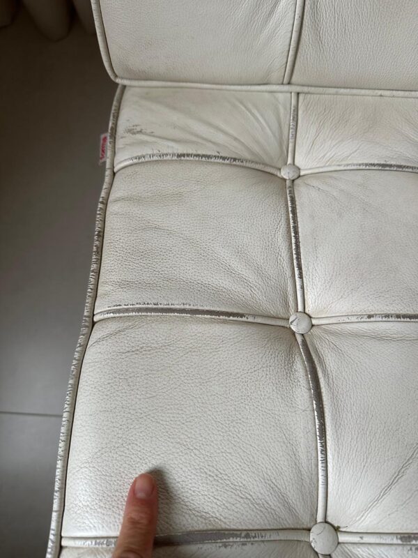 DUAS POLTRONAS BARCELONA — RÉPLICA FIEL À ORIGINAL — COURO NATURAL BRANCO — PÉS CROMADOS — TIRAS DE COURO COMO SUSTENTAÇÃO — PRODUZIDA PELA MARCA FORMA, AUTORIZADA E CERTIFICADA PELO CUMPRIMENTO DOS PADRÕES ORIGINAIS DA PEÇA — Preço por unidade - Imagem 10