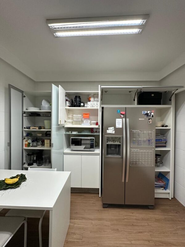 COZINHA FLORENSE !!!  BANCADA GRANITO + CUBA DUPLA — ARMÁRIOS AÉREOS COM PORTAS DE VIDRO JATEADOS + ARMÁRIO INFERIOR COM PORTAS E GAVETAS — NA OUTRA PAREDE ARMÁRIOS DE CIMA A BAIXO + PORTAS E VIDRO JATEADOS + PORTAS OPACAS — NICHO PARA MICROONDAS E PARA GELADEIRA + NICHOS MENORES PARA OBJETOS — ACABAMENTO IMPECÁVEL - Imagem 6