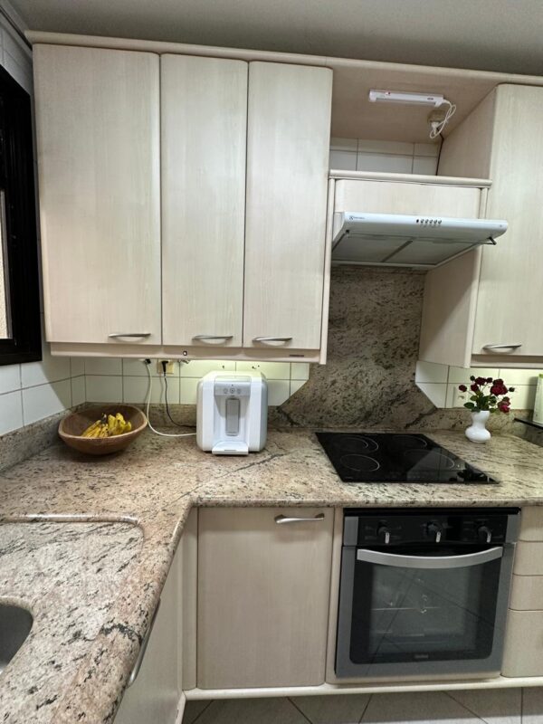 COZINHA INTEIRA — FORMAPLÁS — FORMATO EM “U” — ARMÁRIOS + BANCADA GRANITO + GAVETAS + NICHOS PARA MICROONDAS, MÁQUINA DE LAVAR E PARA GELADEIRA + MESINHA DE COPA EM PEDRA ACOPLADA + COOKTOP 4 BOCAS ELÉTRICO BRASTEMP + FORNO CONSUL VIDRO E INOX + EXAUSTOR ELECTROLUX BRANCO DE 60 CM  - Imagem 12