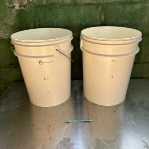 2 BALDES ALIMENTÍCIOS — 20 LITROS CADA — SEM TAMPA — Preço por unidade