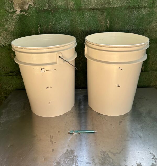 2 BALDES ALIMENTÍCIOS — 20 LITROS CADA — SEM TAMPA — Preço por unidade