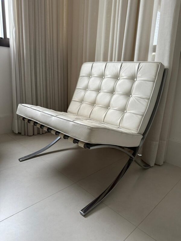 DUAS POLTRONAS BARCELONA — RÉPLICA FIEL À ORIGINAL — COURO NATURAL BRANCO — PÉS CROMADOS — TIRAS DE COURO COMO SUSTENTAÇÃO — PRODUZIDA PELA MARCA FORMA, AUTORIZADA E CERTIFICADA PELO CUMPRIMENTO DOS PADRÕES ORIGINAIS DA PEÇA — Preço por unidade - Imagem 13