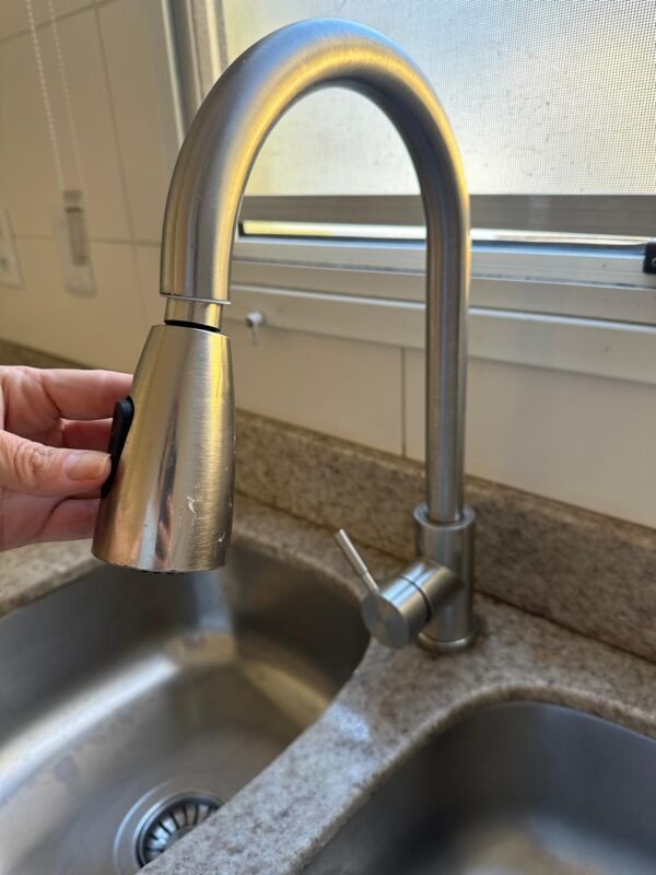 COZINHA DE BANCADA EM L — MDF — SIMPLES, DA CRIARE — PORTAS BEM BOAS — PARTES INTERNAS QUE PRECISAM SER SUBSTITUÍDAS, ASSIM COMO ALGUMAS DOBRADIÇAS - Image 17