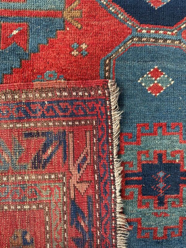 TAPETE PERSA — AFSHAR — REPAROS NA BORDA — ALGUM DESGASTE — TONS PREDOMINANTES: AZUL, VERMELHO E CREME - Imagem 9