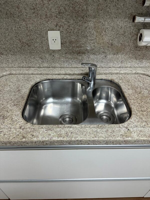 COZINHA FLORENSE !!!  BANCADA GRANITO + CUBA DUPLA — ARMÁRIOS AÉREOS COM PORTAS DE VIDRO JATEADOS + ARMÁRIO INFERIOR COM PORTAS E GAVETAS — NA OUTRA PAREDE ARMÁRIOS DE CIMA A BAIXO + PORTAS E VIDRO JATEADOS + PORTAS OPACAS — NICHO PARA MICROONDAS E PARA GELADEIRA + NICHOS MENORES PARA OBJETOS — ACABAMENTO IMPECÁVEL - Imagem 3