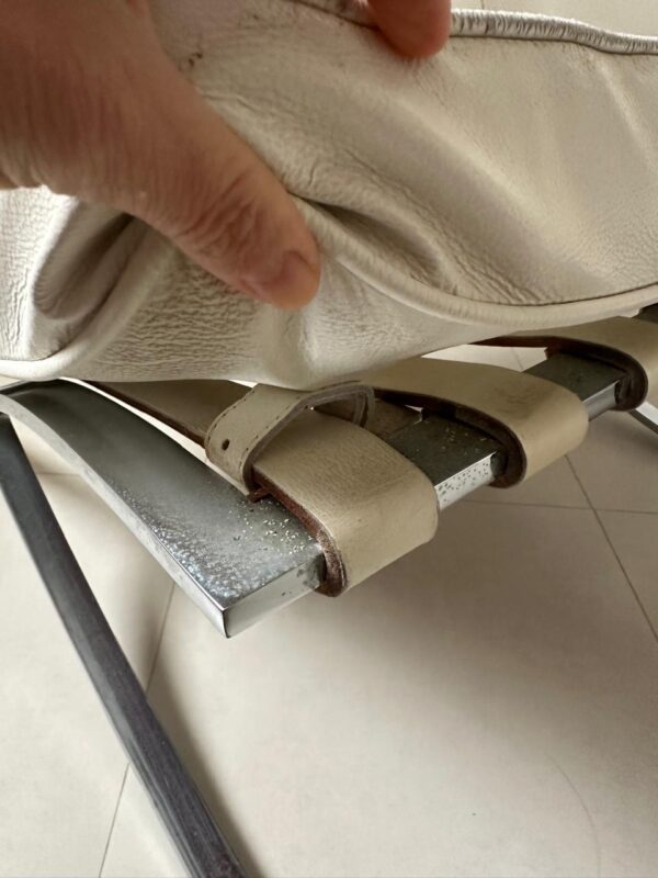 DUAS POLTRONAS BARCELONA — RÉPLICA FIEL À ORIGINAL — COURO NATURAL BRANCO — PÉS CROMADOS — TIRAS DE COURO COMO SUSTENTAÇÃO — PRODUZIDA PELA MARCA FORMA, AUTORIZADA E CERTIFICADA PELO CUMPRIMENTO DOS PADRÕES ORIGINAIS DA PEÇA — Preço por unidade - Imagem 7