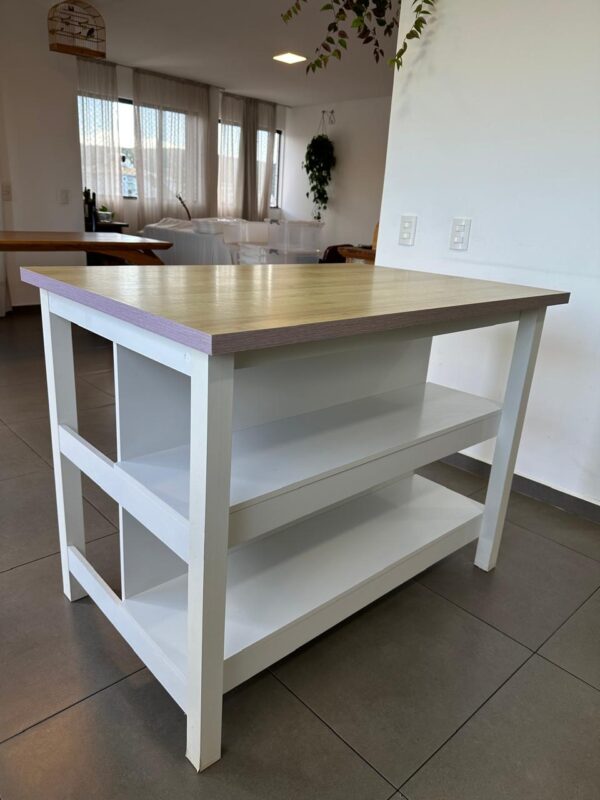 ILHA DE APOIO DE COZINHA — DE UM LADO PARA GUARDAR UTENSÍLIOS E DO OUTRO PARA COLOCAR AS BANQUETAS E SERVIR DE BANCADA NA COPA… + MDF — BRANCA COM TAMPO EM LÂMINA TOM MADEIRA CLARA - Imagem 2