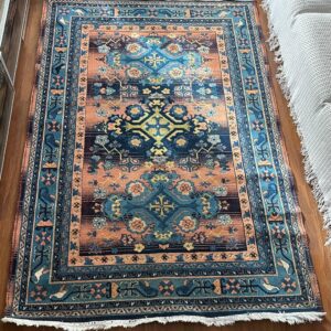 TAPETE TURCO ORIGINAL — CORES VIVAS — TONS PREDOMINANTES: SALMÃO, AZUL CLARO E AZUL MARINHO — HIGIENIZADO !