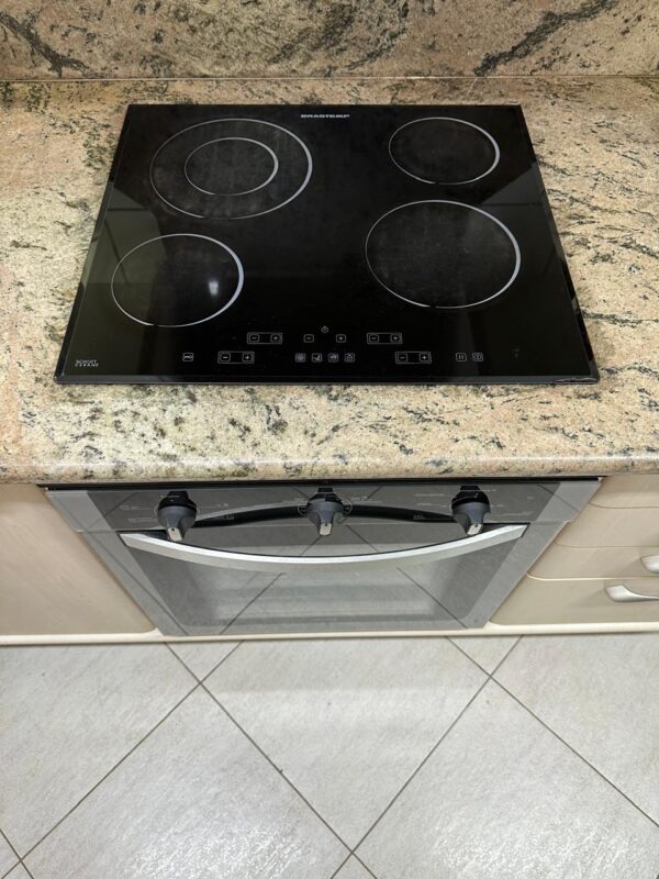 COZINHA INTEIRA — FORMAPLÁS — FORMATO EM “U” — ARMÁRIOS + BANCADA GRANITO + GAVETAS + NICHOS PARA MICROONDAS, MÁQUINA DE LAVAR E PARA GELADEIRA + MESINHA DE COPA EM PEDRA ACOPLADA + COOKTOP 4 BOCAS ELÉTRICO BRASTEMP + FORNO CONSUL VIDRO E INOX + EXAUSTOR ELECTROLUX BRANCO DE 60 CM  - Imagem 9