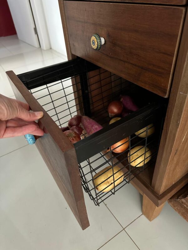 GAVETEIRO EM MADEIRA DE DEMOLIÇÃO + GAVETAS INTERNAS EM AÇO E ARAMADO NA MAIOR DELAS — USADO EM COZINHA PARA TALHERES E VERDURAS — PUXADORES EM LOUÇA - Imagem 4