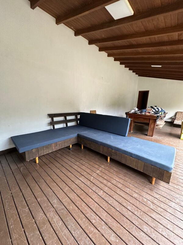SOFÁ EM L PARA ÁREA EXTERNA — TECIDO NÁUTICO — ESTRUTURA EM MADEIRA TRATADA E PINTADA — ASSENTO COMPLETO + 1 ENCOSTO COM ALMOFADA E 1 ENCOSTO NA MADEIRA — PEÇA FEITA SOB ENCOMENDA — PÉS DE MADEIRA MAIS CLARA - Imagem 8
