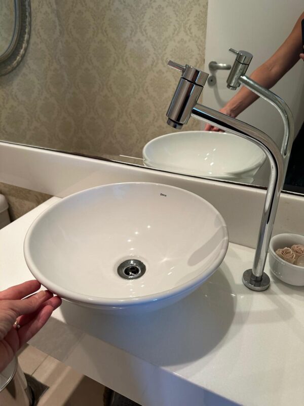 BANCADA DE LAVABO — MÁRMORE RESINADO — CUBA DECA REDONDA SOBREPOSTA + TORNEIRA ALTA - Imagem 4