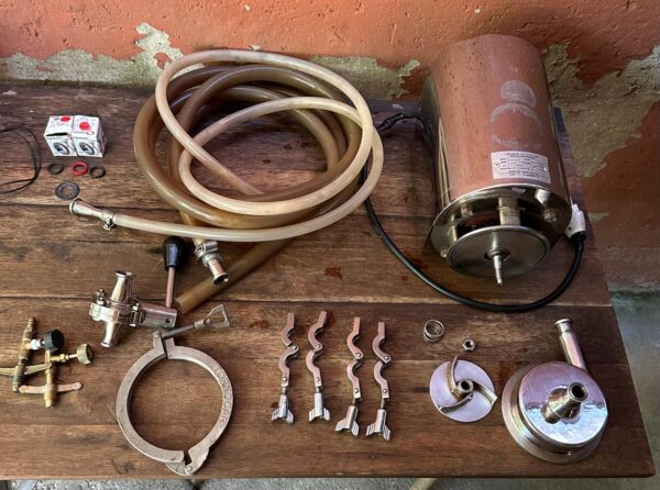 BOMBA ALIMENTÍCIA — TORNOCAR — MODELO BCT 1 — PARA ALTAS TEMPERATURAS — FEITA SOB ENCOMENDA EM 2016 — ½ CAVALO DE POTÊNCIA — INOX + 4 BRAÇADEIRAS INOX + 2 CAIXAS NOVAS DE SELO MECÂNICO — NÃO TEVE NEM UM ANO DE USO - Image 2