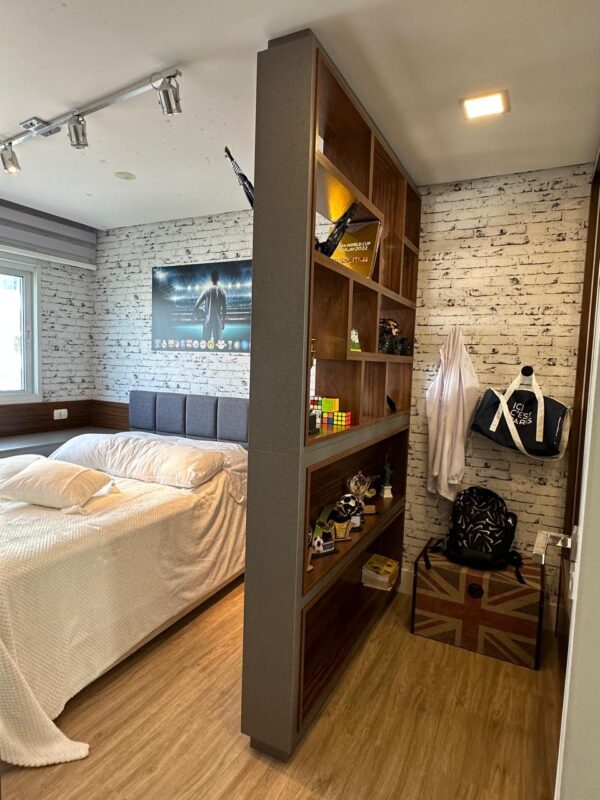 ESTANTE DIVISÓRIA — MDF — IDEAL PARA QUARTO JUVENIL — ACABAMENTO DE CABECEIRA EM UM DOS LADOS — INTERRUPTOR PARA LUZ EMBUTIDO — NICHOS VAZADOS QUE DÃO CARA DE BIOMBO - Image 3