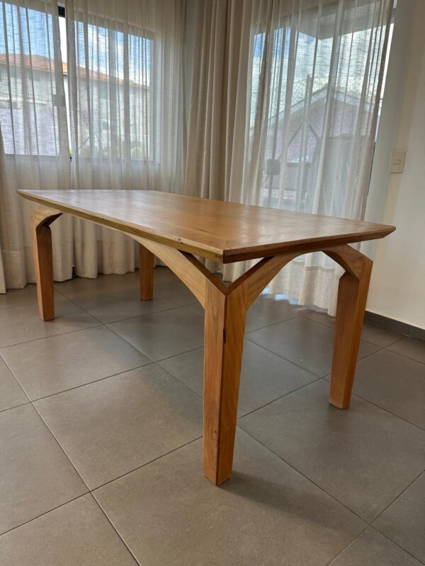 PÁRA TUDO E VEM VER… MESA RETANGULAR — MADEIRA MACIÇA — TRAZIDA DE SÃO PAULO — LINDA DE VIVER — OLHA AS CANTONEIRAS DOS PÉS — DETALHE RECORTADO BEM DIFERENTE