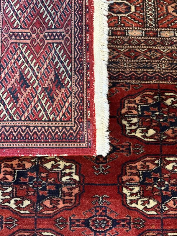 TAPETE BUKHARA — GRANDE — EXCELENTE ESTADO DE CONSERVAÇÃO — DESENHOS GEOMÉTRICOS CARACTERÍSTICOS — TOM PREDOMINANTE: VERMELHO - Imagem 7
