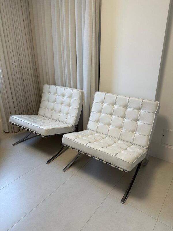 DUAS POLTRONAS BARCELONA — RÉPLICA FIEL À ORIGINAL — COURO NATURAL BRANCO — PÉS CROMADOS — TIRAS DE COURO COMO SUSTENTAÇÃO — PRODUZIDA PELA MARCA FORMA, AUTORIZADA E CERTIFICADA PELO CUMPRIMENTO DOS PADRÕES ORIGINAIS DA PEÇA — Preço por unidade - Imagem 2