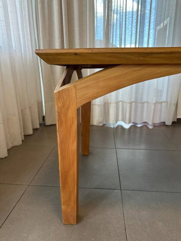 PÁRA TUDO E VEM VER… MESA RETANGULAR — MADEIRA MACIÇA — TRAZIDA DE SÃO PAULO — LINDA DE VIVER — OLHA AS CANTONEIRAS DOS PÉS — DETALHE RECORTADO BEM DIFERENTE - Imagem 5