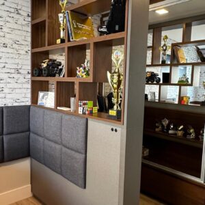 ESTANTE DIVISÓRIA — MDF — IDEAL PARA QUARTO JUVENIL — ACABAMENTO DE CABECEIRA EM UM DOS LADOS — INTERRUPTOR PARA LUZ EMBUTIDO — NICHOS VAZADOS QUE DÃO CARA DE BIOMBO