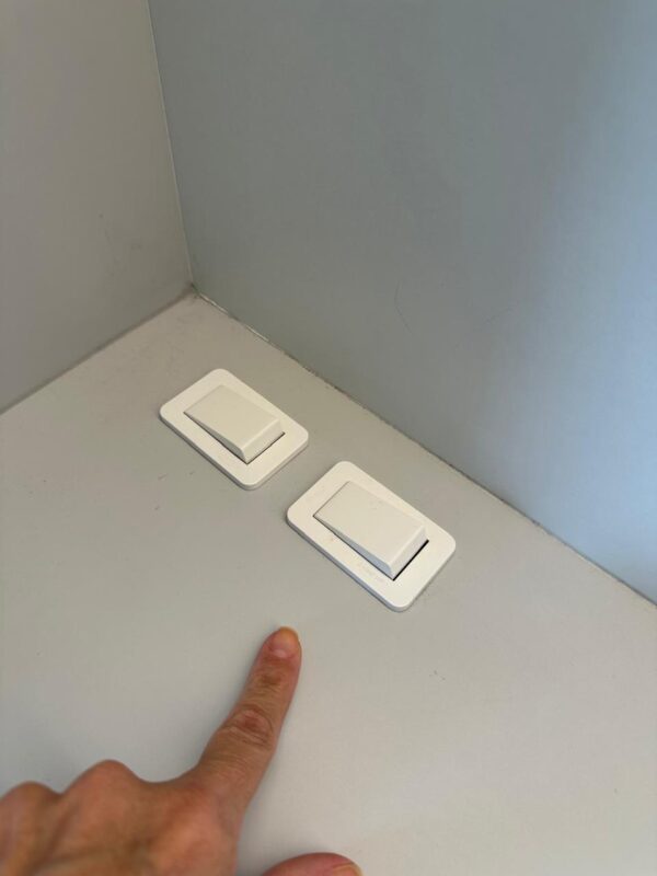 ESTRUTURA DE HOME-OFFICE — BANCADA + GAVETAS + PRATELEIRA SUPERIOR + ARMÁRIO DE 4 PORTAS EM DEGRADÊ CINZA — ILUMINAÇÃO INTERNA E EXTERNA EM LED — TUDO ESTRUTURADO POR UMA ESPÉCIE DE PORTAL — MARCA BOMTEMPO - Image 6