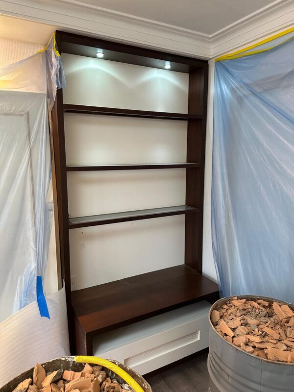 RACK + ESTANTE + GAVETAS — MDF — ENCOSTADO NA PAREDE PELO LADO DIREITO — LÂMINA DE MADEIRA + LACA