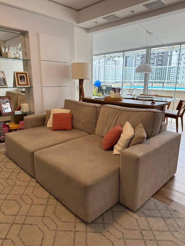 SOFÁ RETRÁTIL — SUEDE COR FENDI — ACONCHEGANTE + ALMOFADAS GOSTOSAS - Imagem 3