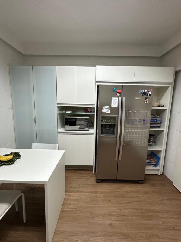 COZINHA FLORENSE !!!  BANCADA GRANITO + CUBA DUPLA — ARMÁRIOS AÉREOS COM PORTAS DE VIDRO JATEADOS + ARMÁRIO INFERIOR COM PORTAS E GAVETAS — NA OUTRA PAREDE ARMÁRIOS DE CIMA A BAIXO + PORTAS E VIDRO JATEADOS + PORTAS OPACAS — NICHO PARA MICROONDAS E PARA GELADEIRA + NICHOS MENORES PARA OBJETOS — ACABAMENTO IMPECÁVEL - Imagem 10