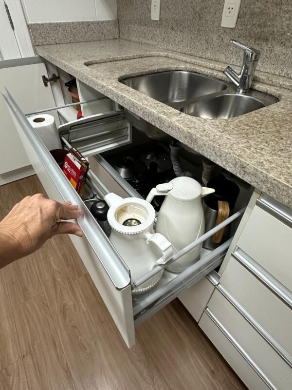 COZINHA FLORENSE !!!  BANCADA GRANITO + CUBA DUPLA — ARMÁRIOS AÉREOS COM PORTAS DE VIDRO JATEADOS + ARMÁRIO INFERIOR COM PORTAS E GAVETAS — NA OUTRA PAREDE ARMÁRIOS DE CIMA A BAIXO + PORTAS E VIDRO JATEADOS + PORTAS OPACAS — NICHO PARA MICROONDAS E PARA GELADEIRA + NICHOS MENORES PARA OBJETOS — ACABAMENTO IMPECÁVEL - Imagem 13