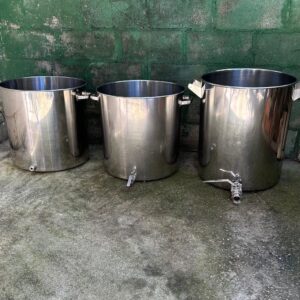 3 PANELAS GRANDES INOX — SENDO 2 DE 80 LITROS E 1 DE 100 LITROS — DUAS DELAS COM VÁLVULA E TORNEIRA — UMA DELAS COM ESPERA PARA A VÁLVULA — SEM TAMPAS --- Valor por unidade