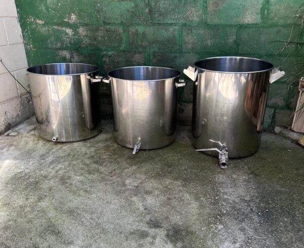 3 PANELAS GRANDES INOX — SENDO 2 DE 80 LITROS E 1 DE 100 LITROS — DUAS DELAS COM VÁLVULA E TORNEIRA — UMA DELAS COM ESPERA PARA A VÁLVULA — SEM TAMPAS --- Valor por unidade