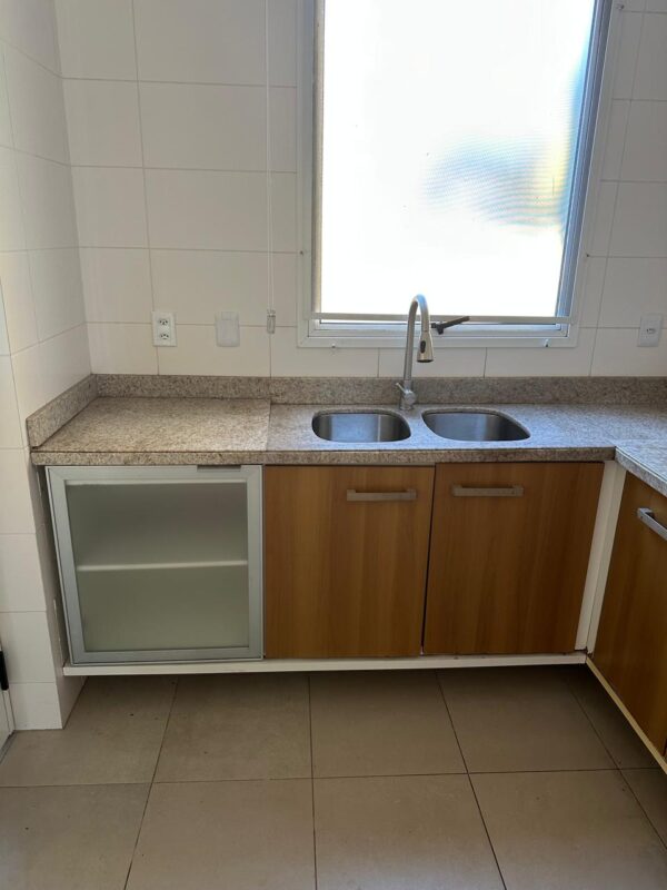 COZINHA DE BANCADA EM L — MDF — SIMPLES, DA CRIARE — PORTAS BEM BOAS — PARTES INTERNAS QUE PRECISAM SER SUBSTITUÍDAS, ASSIM COMO ALGUMAS DOBRADIÇAS - Image 5