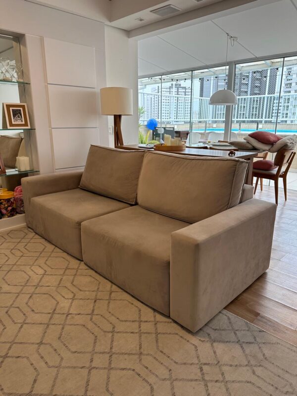SOFÁ RETRÁTIL — SUEDE COR FENDI — ACONCHEGANTE + ALMOFADAS GOSTOSAS - Imagem 7