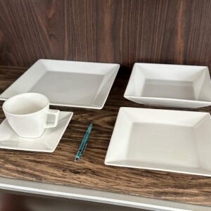 CONJUNTO CLÁSSICO DOS ANOS 1990 — PRATOS QUADRADOS BRANCOS — TOTAL DE 28 PEÇAS — CERÂMICA OXFORD