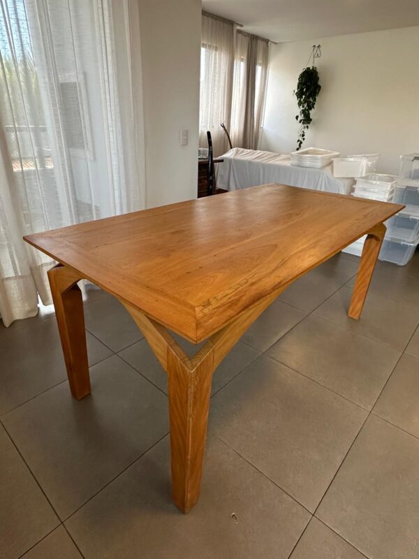 PÁRA TUDO E VEM VER… MESA RETANGULAR — MADEIRA MACIÇA — TRAZIDA DE SÃO PAULO — LINDA DE VIVER — OLHA AS CANTONEIRAS DOS PÉS — DETALHE RECORTADO BEM DIFERENTE - Imagem 3