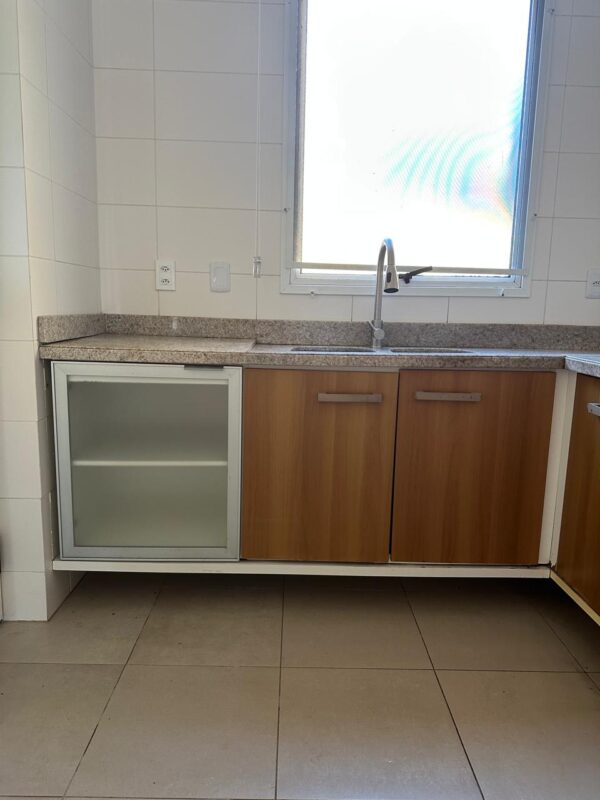 COZINHA DE BANCADA EM L — MDF — SIMPLES, DA CRIARE — PORTAS BEM BOAS — PARTES INTERNAS QUE PRECISAM SER SUBSTITUÍDAS, ASSIM COMO ALGUMAS DOBRADIÇAS - Image 6