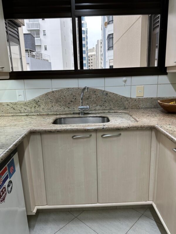 COZINHA INTEIRA — FORMAPLÁS — FORMATO EM “U” — ARMÁRIOS + BANCADA GRANITO + GAVETAS + NICHOS PARA MICROONDAS, MÁQUINA DE LAVAR E PARA GELADEIRA + MESINHA DE COPA EM PEDRA ACOPLADA + COOKTOP 4 BOCAS ELÉTRICO BRASTEMP + FORNO CONSUL VIDRO E INOX + EXAUSTOR ELECTROLUX BRANCO DE 60 CM  - Imagem 13
