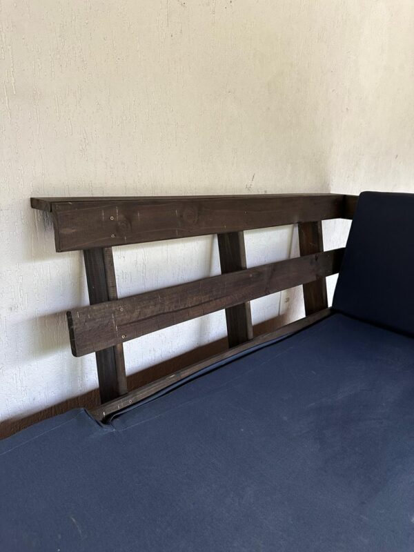 SOFÁ EM L PARA ÁREA EXTERNA — TECIDO NÁUTICO — ESTRUTURA EM MADEIRA TRATADA E PINTADA — ASSENTO COMPLETO + 1 ENCOSTO COM ALMOFADA E 1 ENCOSTO NA MADEIRA — PEÇA FEITA SOB ENCOMENDA — PÉS DE MADEIRA MAIS CLARA - Imagem 5
