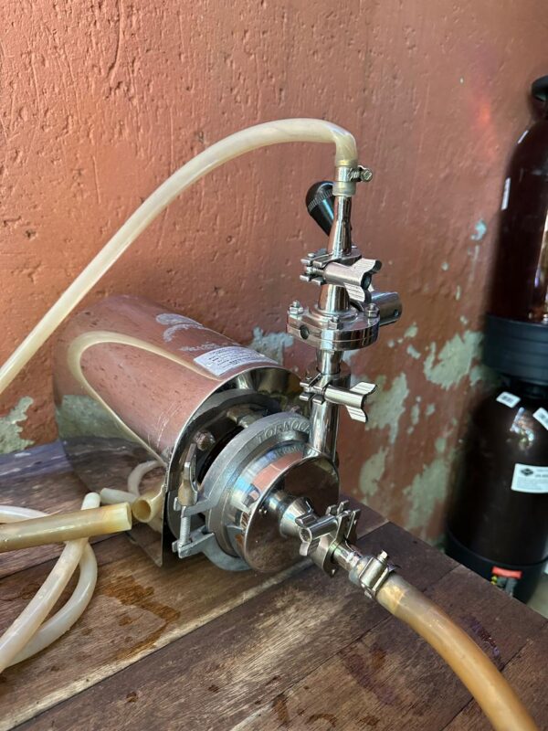 BOMBA ALIMENTÍCIA — TORNOCAR — MODELO BCT 1 — PARA ALTAS TEMPERATURAS — FEITA SOB ENCOMENDA EM 2016 — ½ CAVALO DE POTÊNCIA — INOX + 4 BRAÇADEIRAS INOX + 2 CAIXAS NOVAS DE SELO MECÂNICO — NÃO TEVE NEM UM ANO DE USO