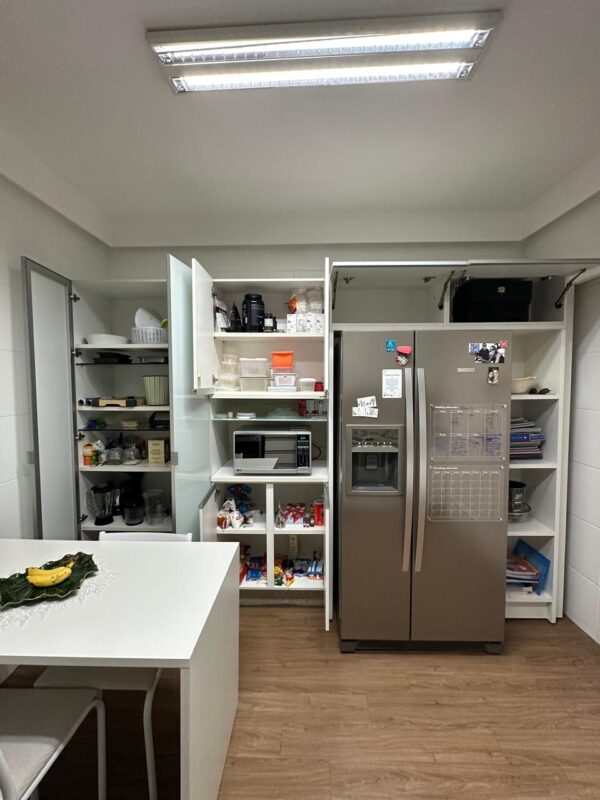 COZINHA FLORENSE !!!  BANCADA GRANITO + CUBA DUPLA — ARMÁRIOS AÉREOS COM PORTAS DE VIDRO JATEADOS + ARMÁRIO INFERIOR COM PORTAS E GAVETAS — NA OUTRA PAREDE ARMÁRIOS DE CIMA A BAIXO + PORTAS E VIDRO JATEADOS + PORTAS OPACAS — NICHO PARA MICROONDAS E PARA GELADEIRA + NICHOS MENORES PARA OBJETOS — ACABAMENTO IMPECÁVEL - Imagem 5