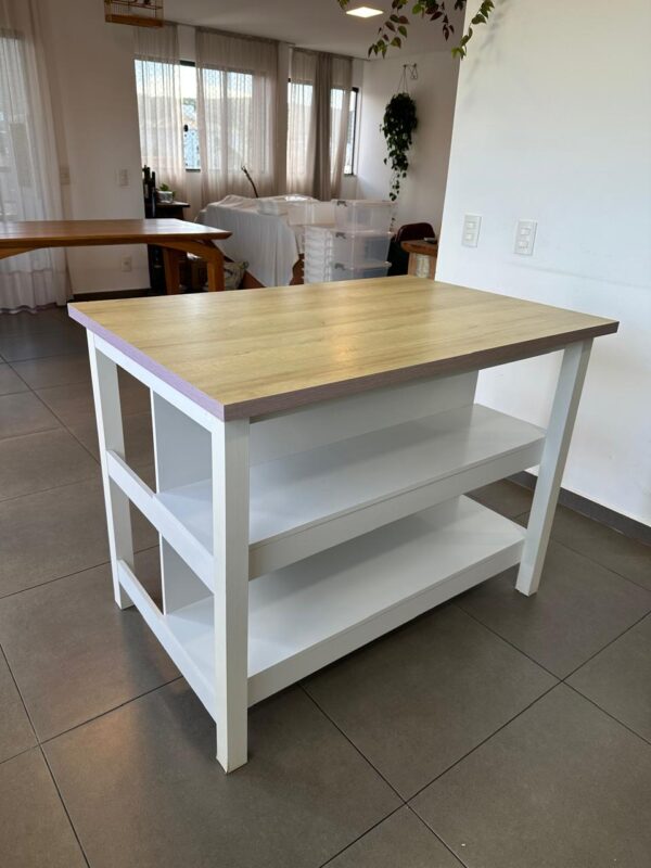 ILHA DE APOIO DE COZINHA — DE UM LADO PARA GUARDAR UTENSÍLIOS E DO OUTRO PARA COLOCAR AS BANQUETAS E SERVIR DE BANCADA NA COPA… + MDF — BRANCA COM TAMPO EM LÂMINA TOM MADEIRA CLARA - Imagem 5