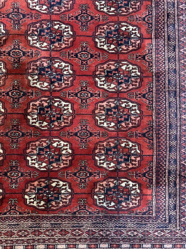 TAPETE BUKHARA — GRANDE — EXCELENTE ESTADO DE CONSERVAÇÃO — DESENHOS GEOMÉTRICOS CARACTERÍSTICOS — TOM PREDOMINANTE: VERMELHO - Imagem 5
