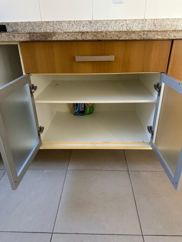 COZINHA DE BANCADA EM L — MDF — SIMPLES, DA CRIARE — PORTAS BEM BOAS — PARTES INTERNAS QUE PRECISAM SER SUBSTITUÍDAS, ASSIM COMO ALGUMAS DOBRADIÇAS - Image 11