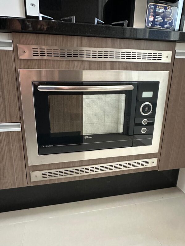 COZINHA COMPLETA — MDF + GRANITO PRETO + PORTAS DE VIDRO TRANSLÚCIDO E PRETO SERIGRAFADO — CUBA INOX + TORNEIRA — NICHO PARA GELADEIRA — GAVETA DE PANELAS — FORNO FISCHER DE EMBUTIR - Image 16